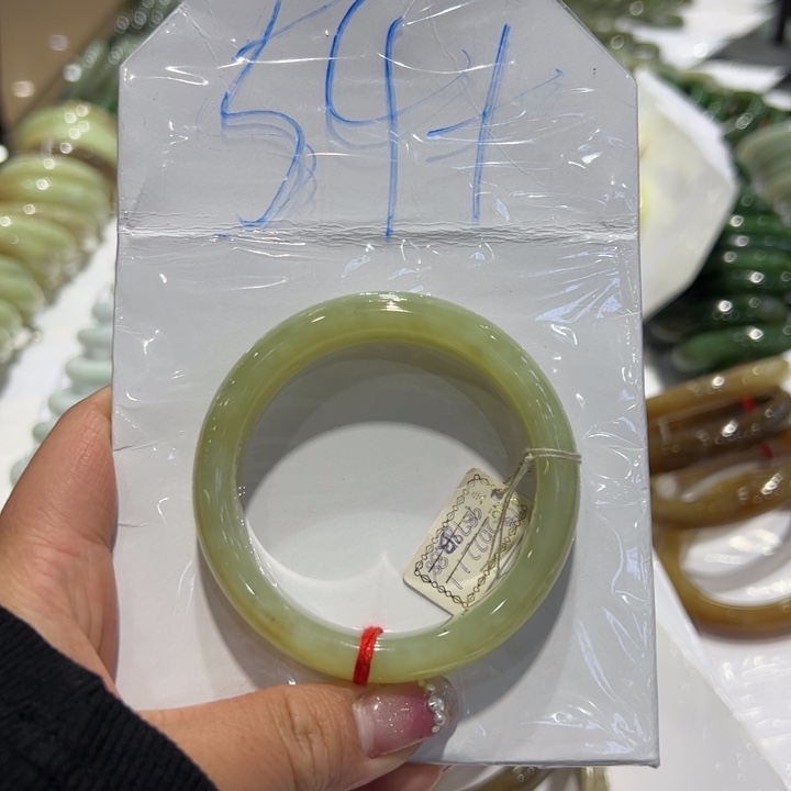 和田玉手镯未镶嵌富***?