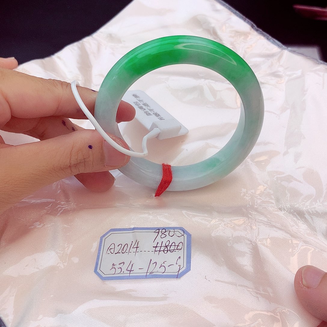 翡翠手镯未镶嵌翡翠