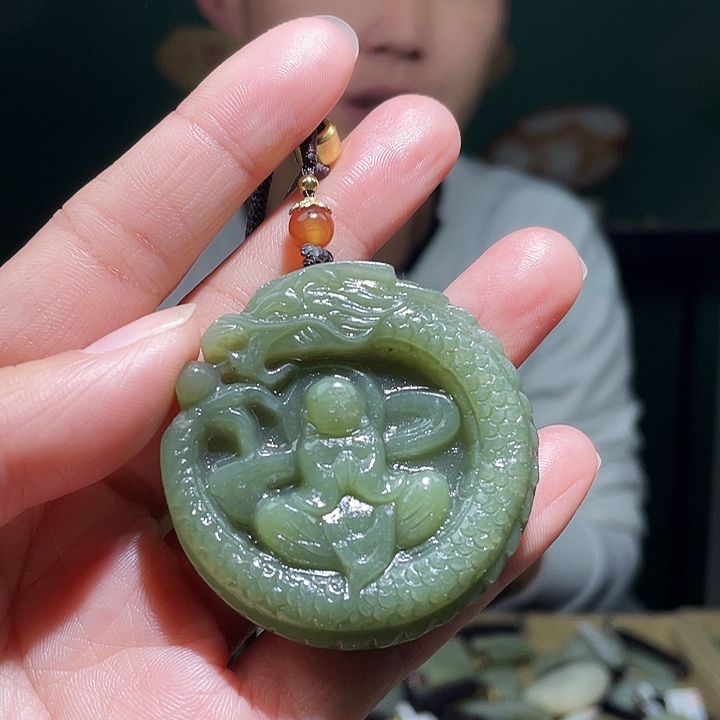 和田玉未镶嵌颈饰多样性