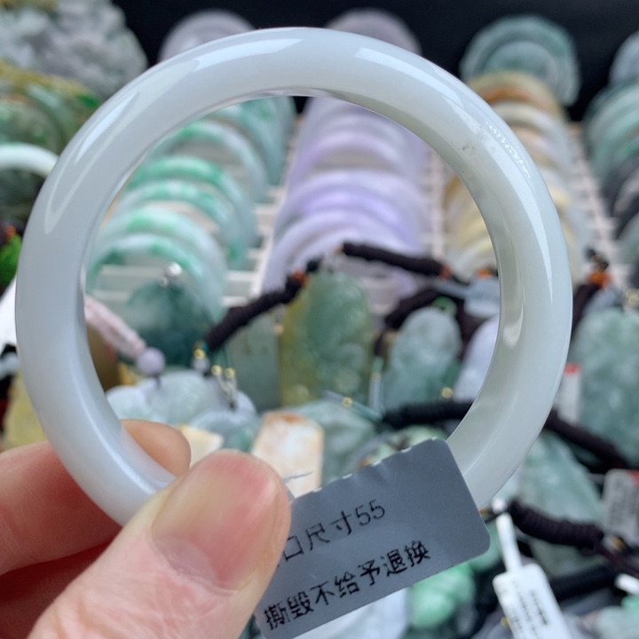 翡翠手镯未镶嵌吊坠
