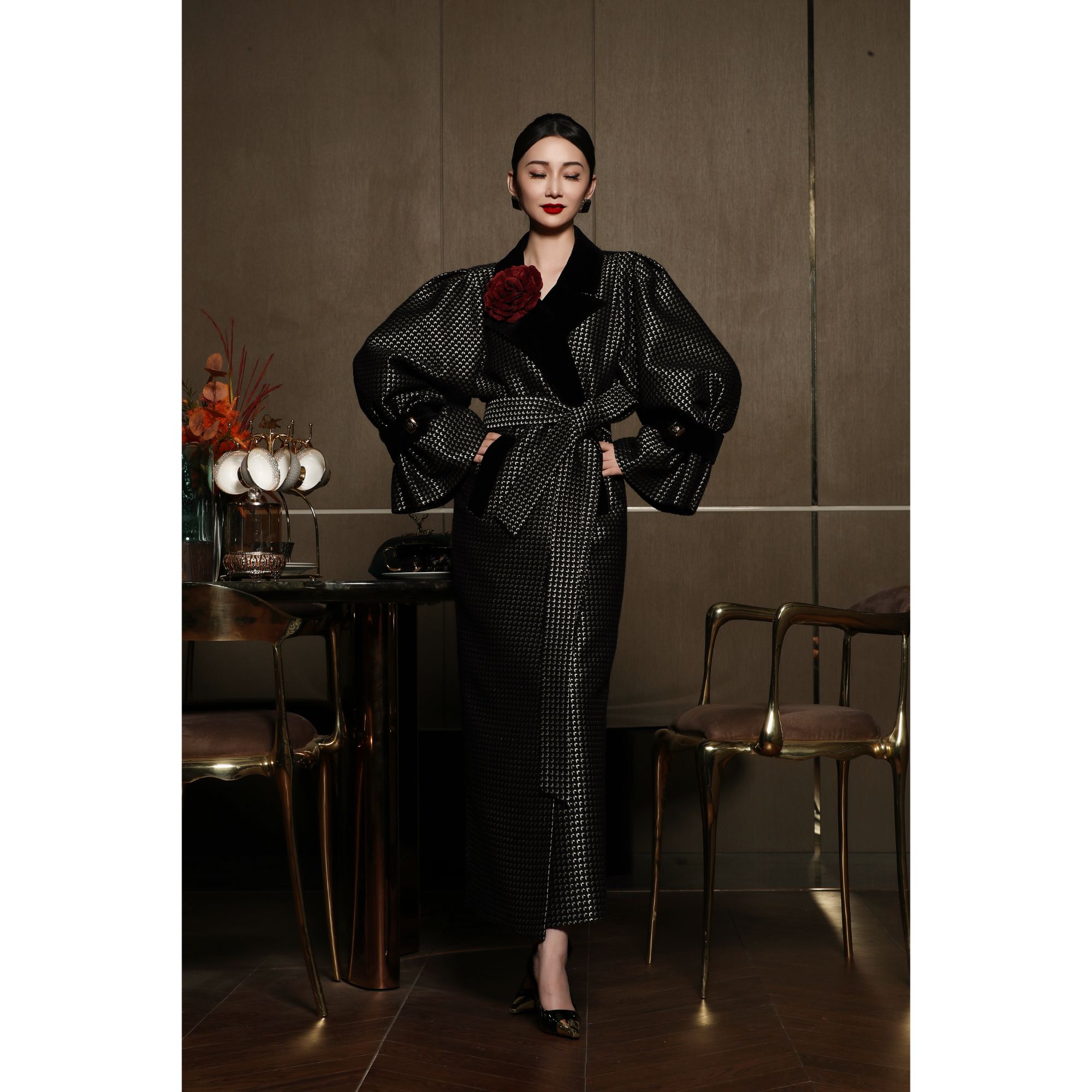 芈莱尤优——新款【摩登格范】丝绒领气质复古喇叭袖风衣F25-6138-7