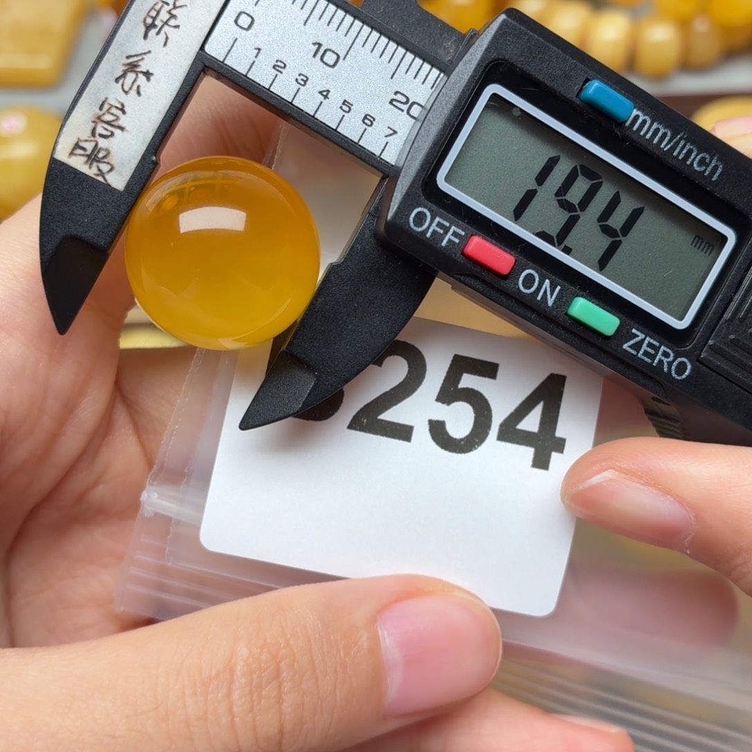 沐***由蜜蜡未镶嵌裸石蜜蜡微瑕