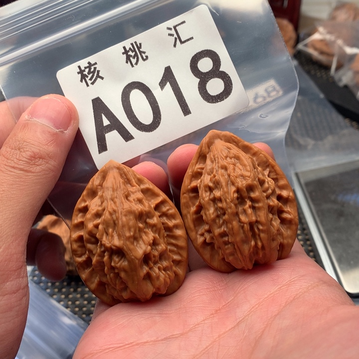 文玩核桃吊坠大红袍