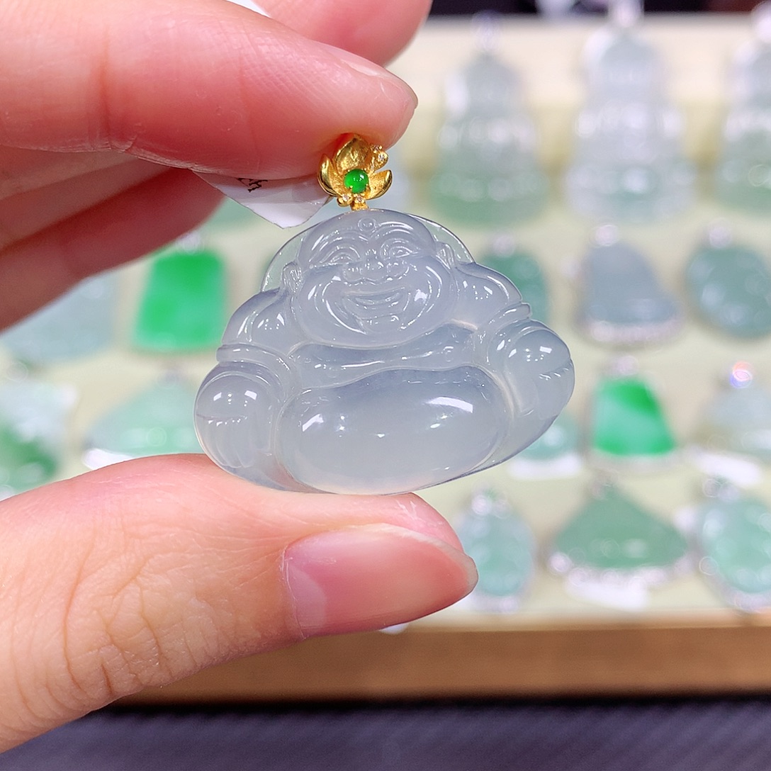 L***3翡翠18K金镶嵌颈饰佛公