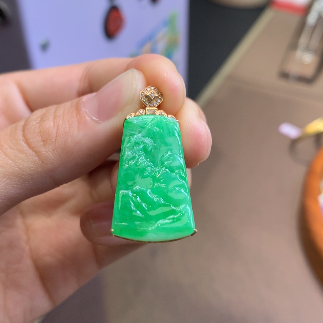 翡翠18K金镶嵌颈饰翡翠