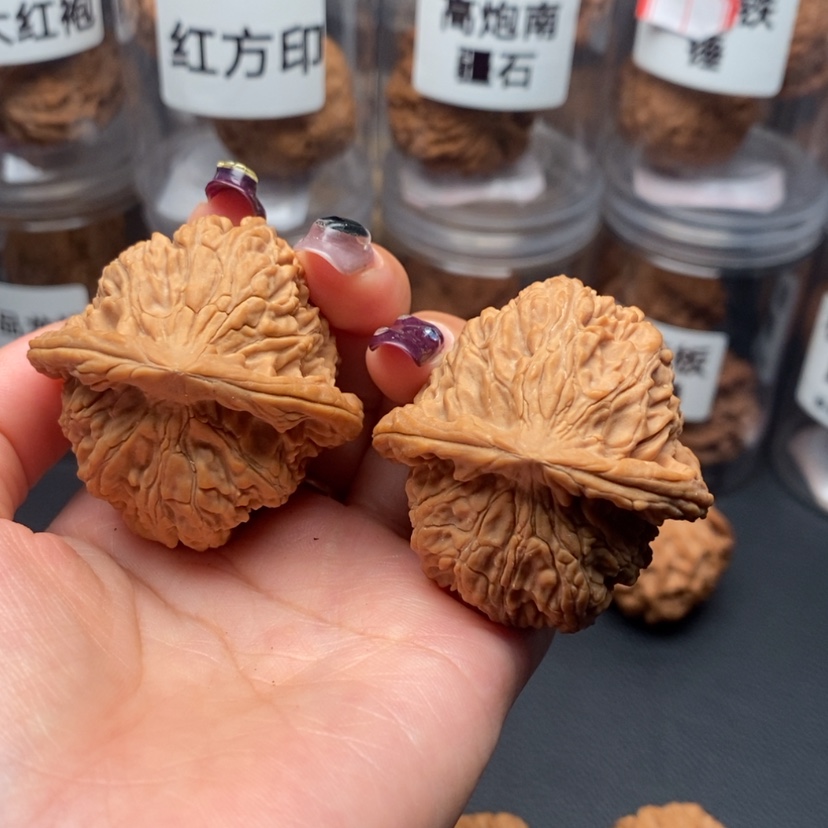 【闪购商品】吊坠文玩核桃红狮子42