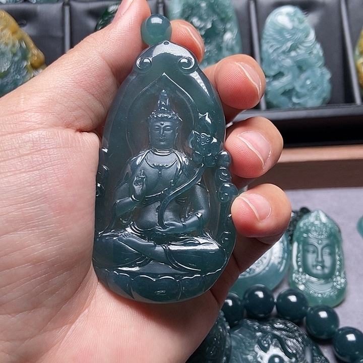 翡翠颈饰未镶嵌三*仔观音