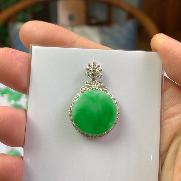翡翠18K金镶嵌颈饰翡翠吊坠