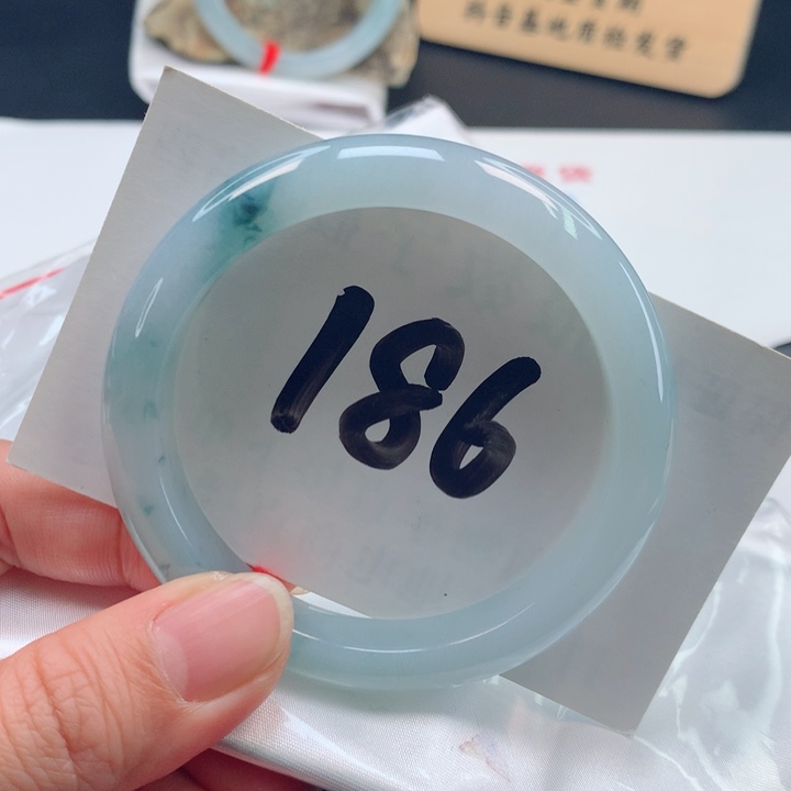 翡翠手镯未镶嵌冰