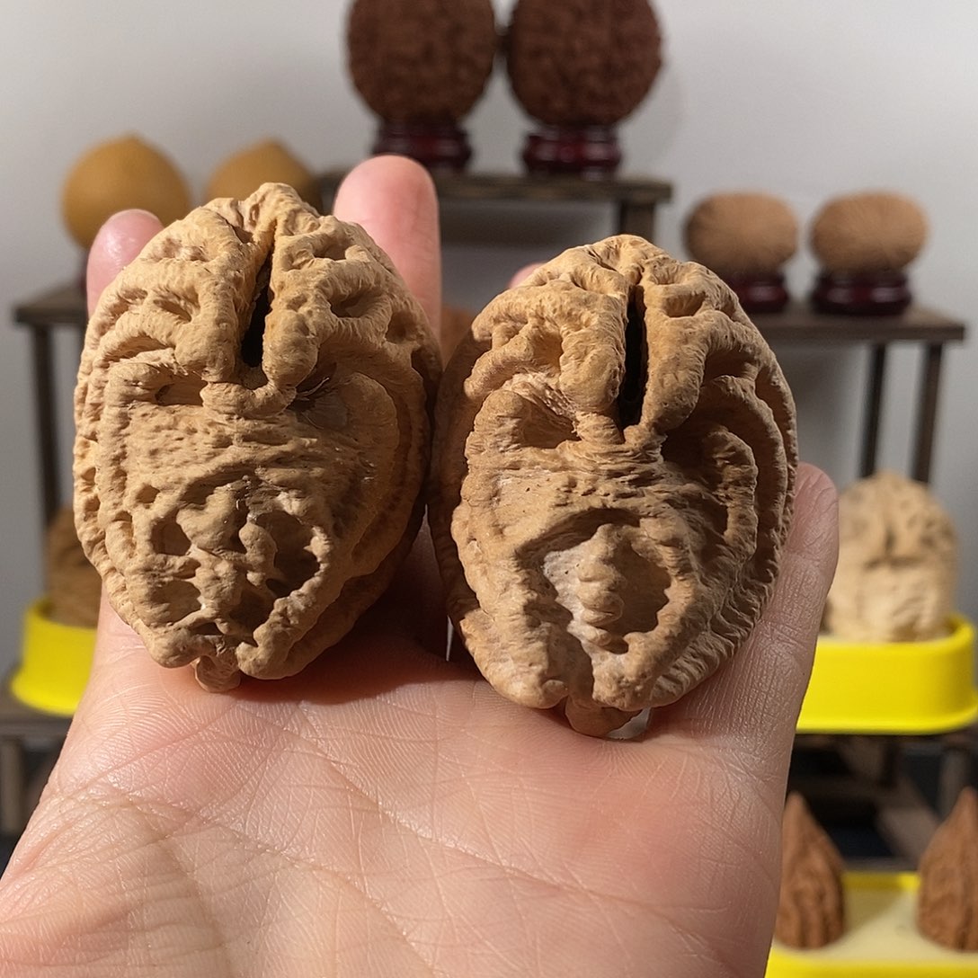 吊坠文玩核桃一****。鬼脸435960