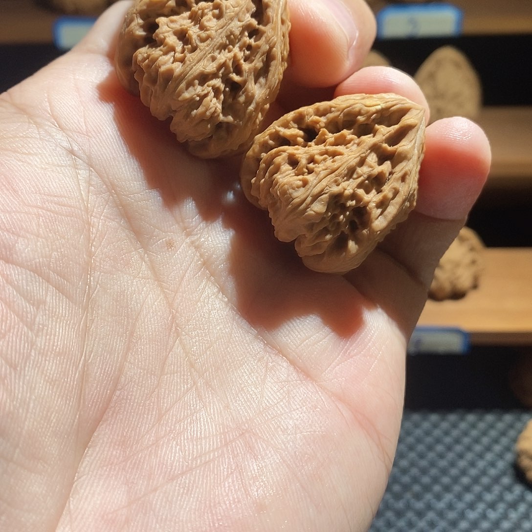 叫***又文玩核桃吊坠28尺寸南疆佛肚带黄
