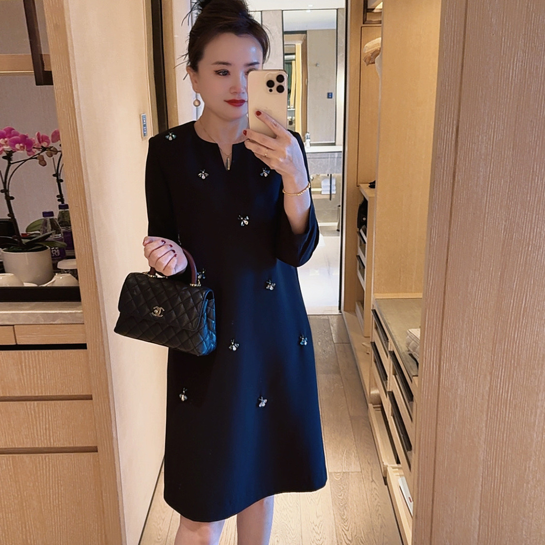 唯伊公馆秋季新款原创不挑人钉珠小蜜蜂半开圆领宽松连衣裙98488