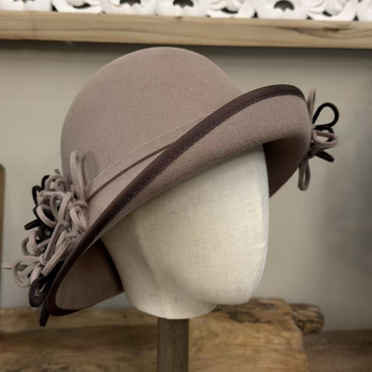 零点兰花秋冬英伦风半卷边不规则毛呢帽子女气质优雅花朵百搭礼帽