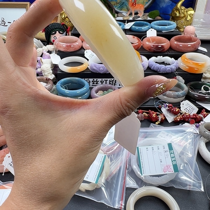 Z****石英质玉未镶嵌手镯