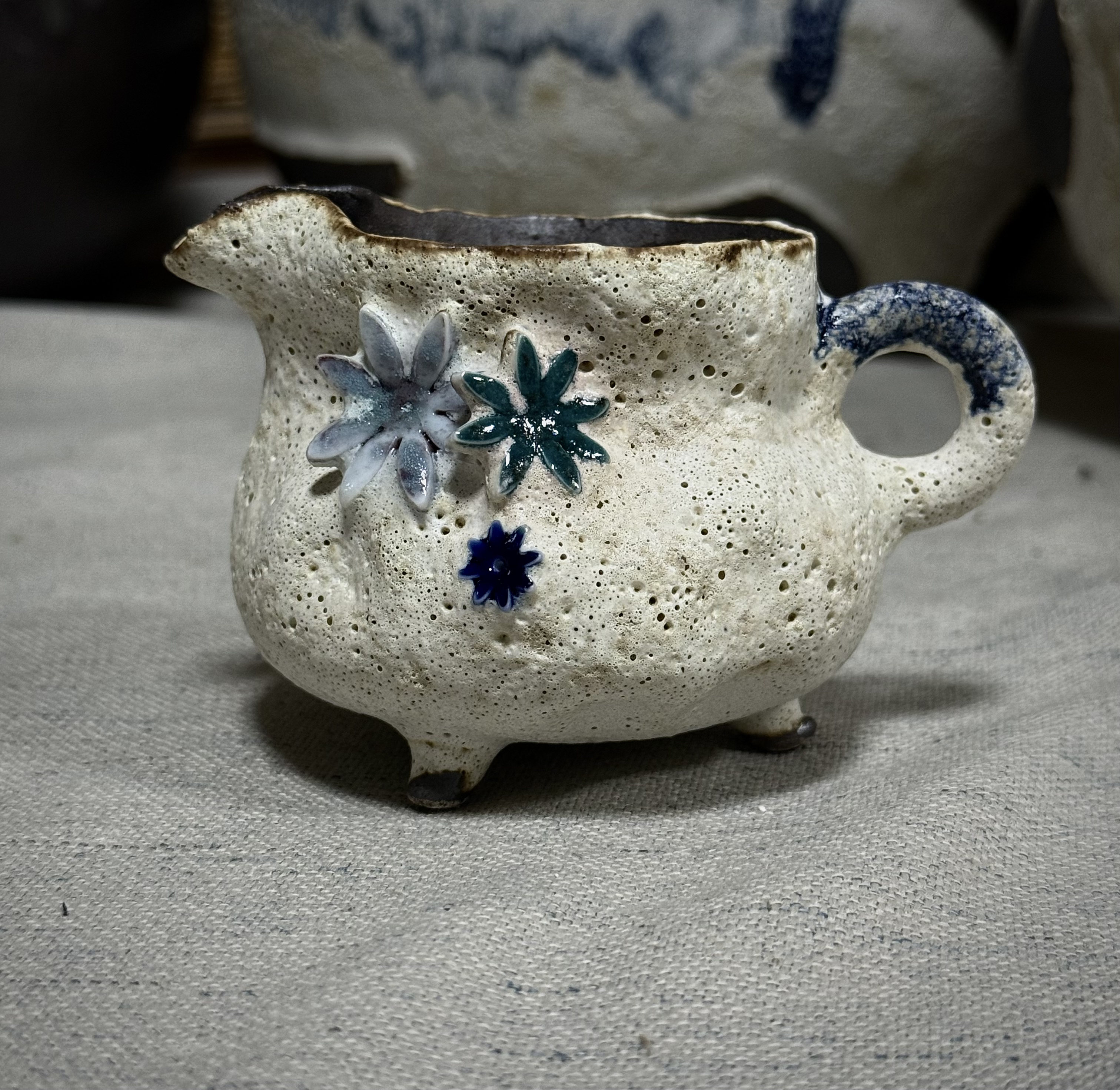 拙艺坊新品“小雏菊”粉引手作纯手捏结晶高温三足公道容量200cc