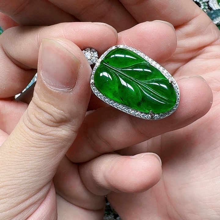 翡翠颈饰未镶嵌天然A货翡翠放漏