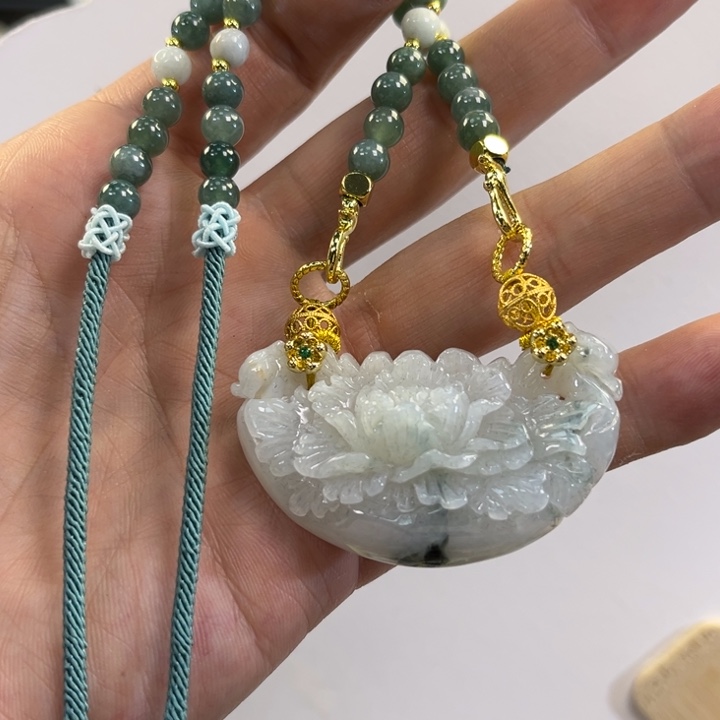 翡翠吊坠(赠链)未镶嵌代编织