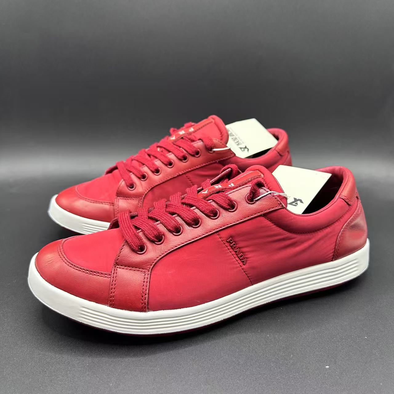 95新 Prada/普拉达 男士时尚低帮酒红色板鞋40码 lb362