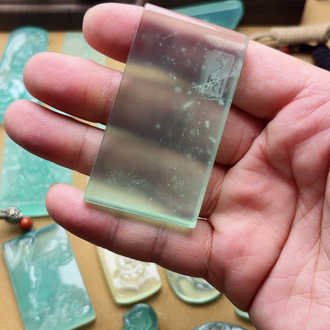 蛇纹石玉颈饰合金