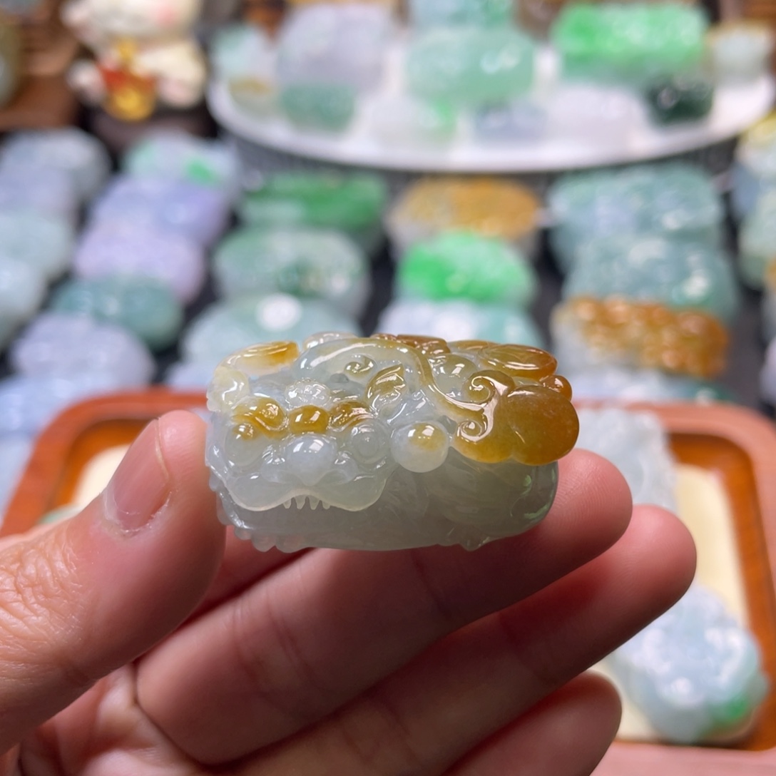 翡翠未镶嵌颈饰貔貅