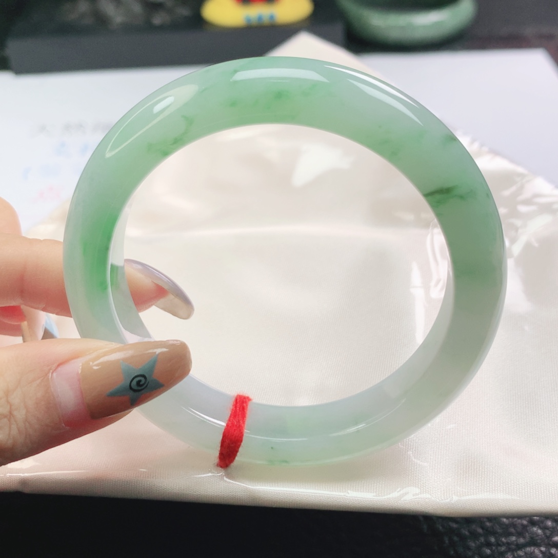 翡翠未镶嵌手镯翡翠56.6冰胶润果绿飘花正圈