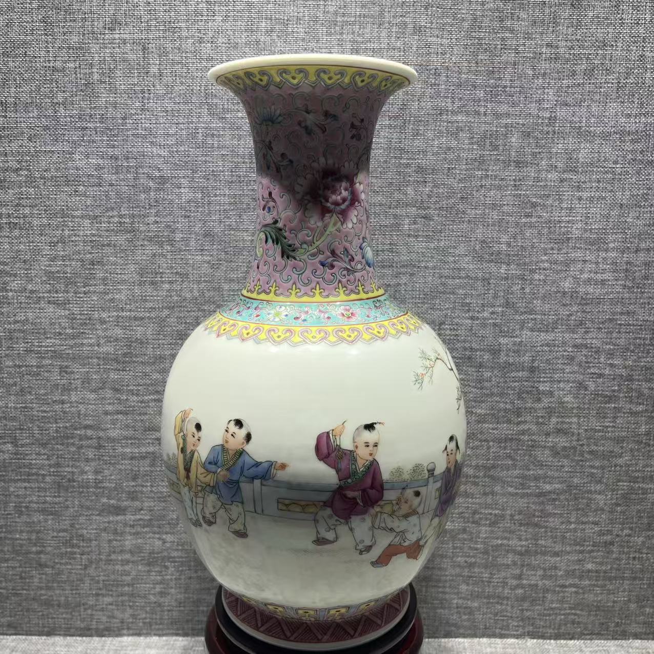 lot8834  567粉彩婴戏图赏瓶/云南典藏