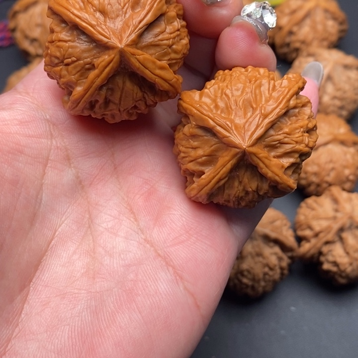 文玩核桃吊坠四棱