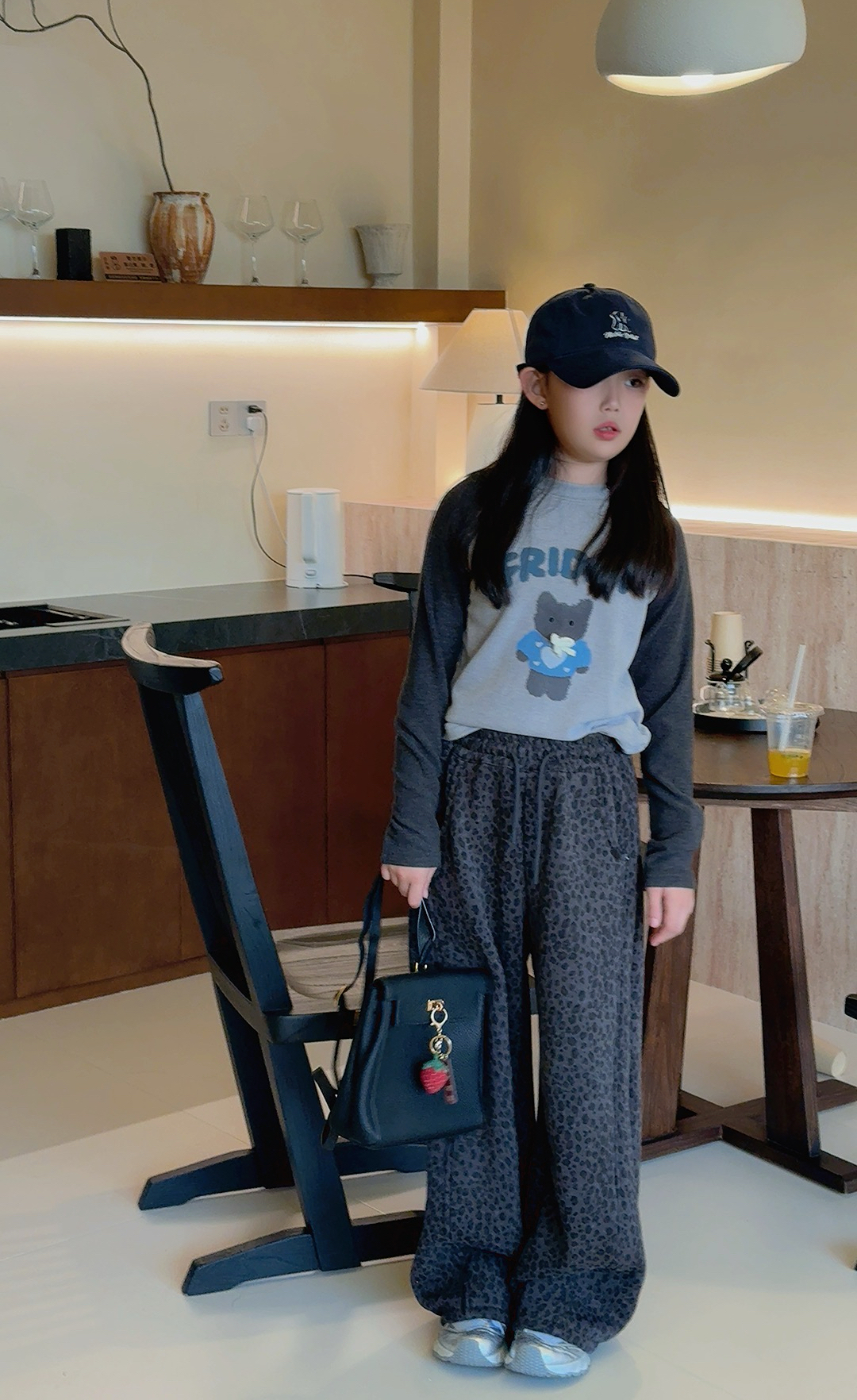 泡妈童装  【冬季熊】冬季儿童新款圆领小版女童插肩卫衣25251