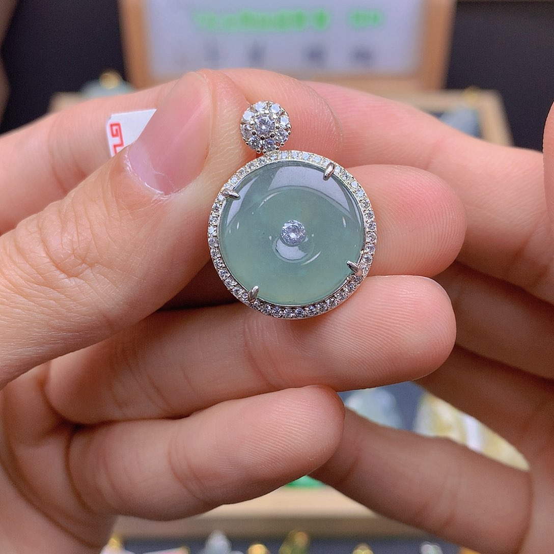 翡翠颈饰未镶嵌翡翠