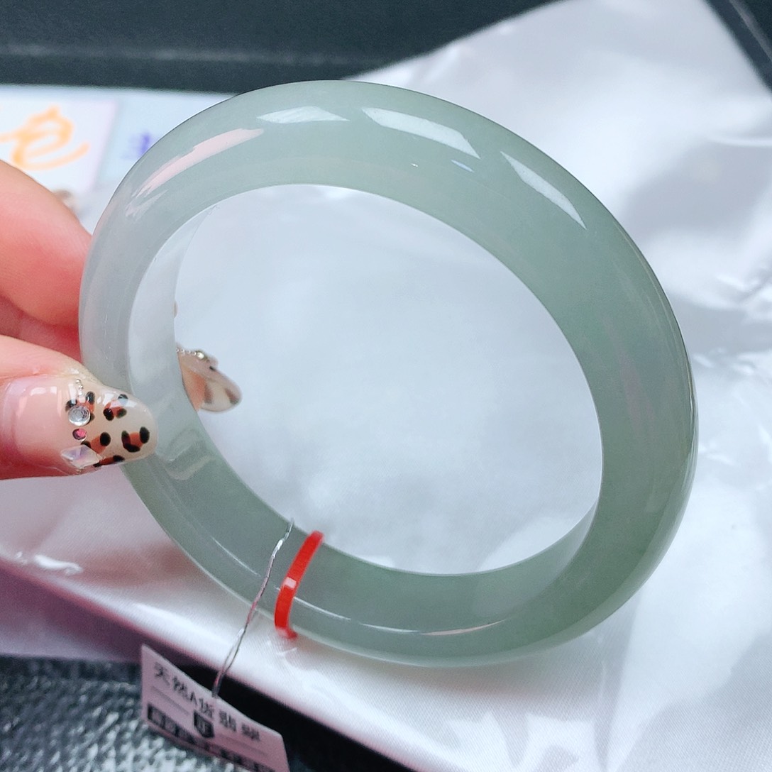 翡翠手镯未镶嵌56圈