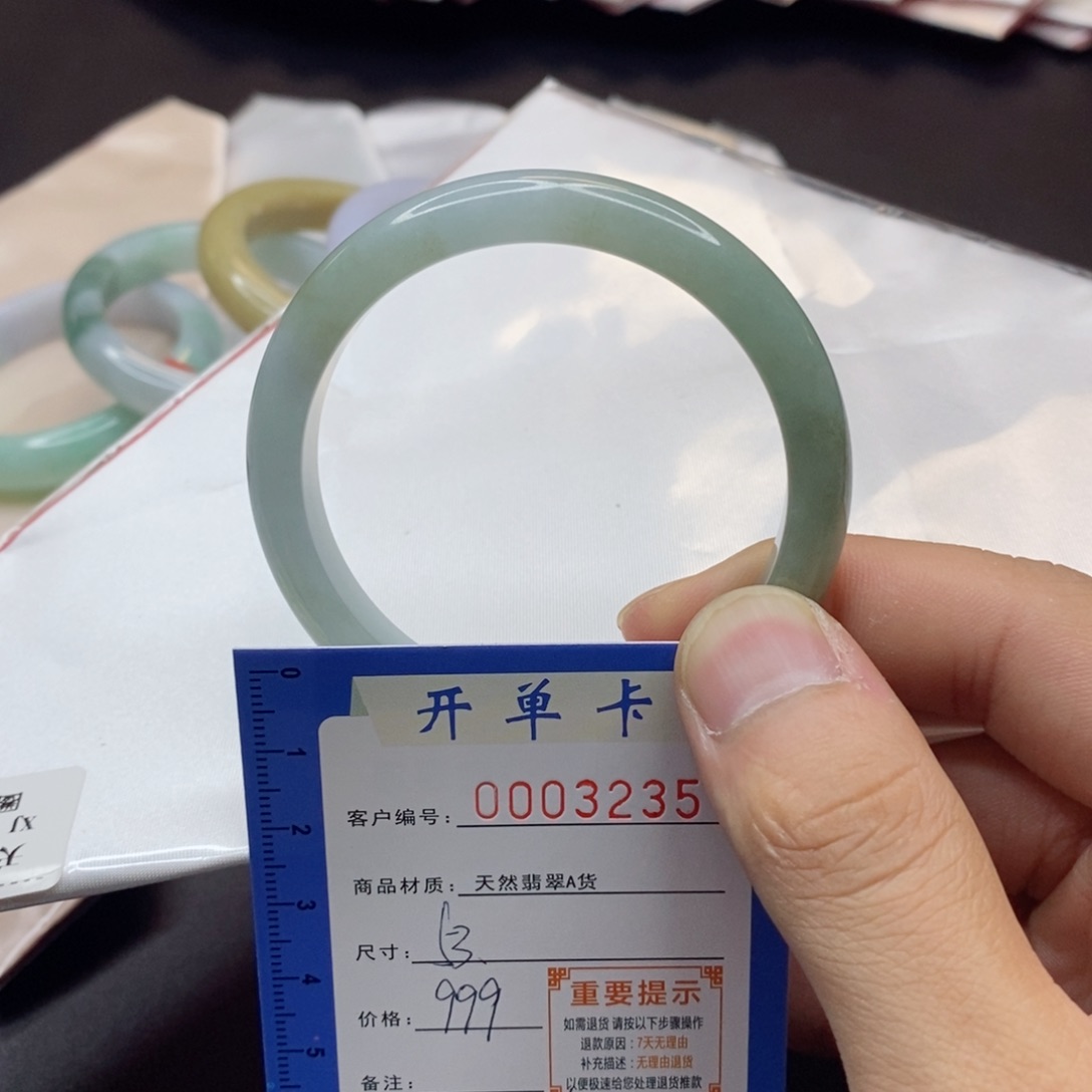 翡翠手镯未镶嵌翡翠