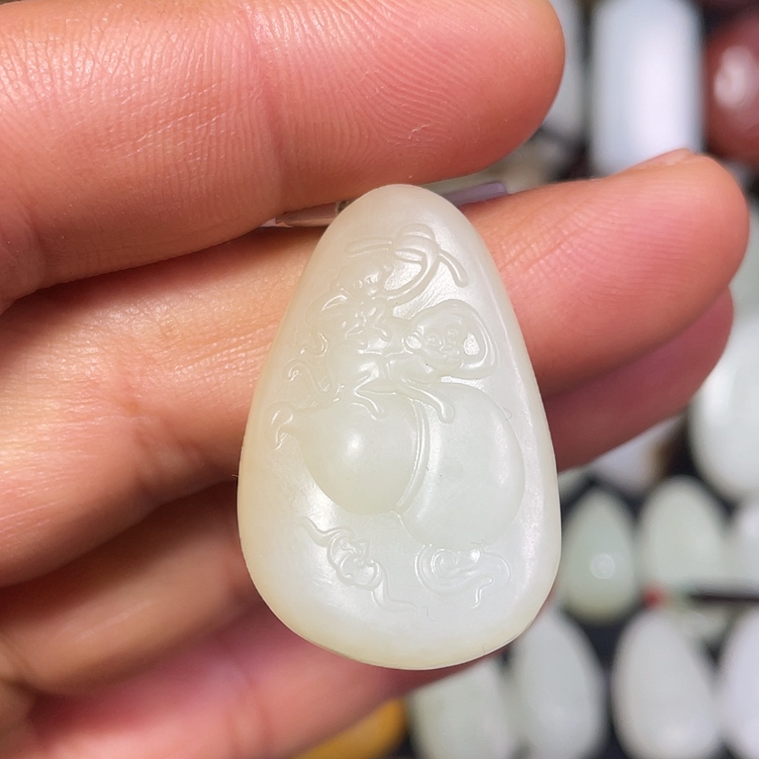 和田玉未镶嵌颈饰吊坠