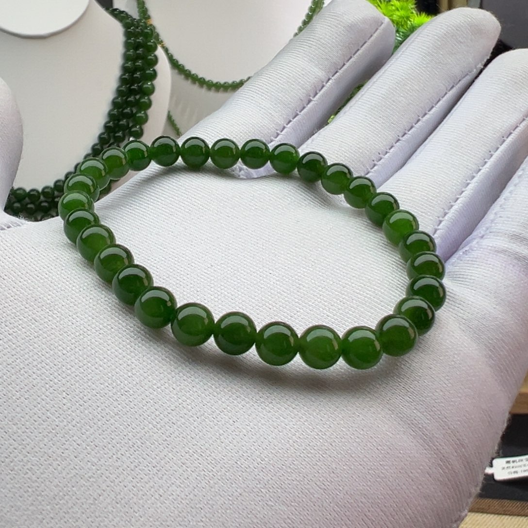悦***己手链未镶嵌和田玉（碧玉）辣阳绿 