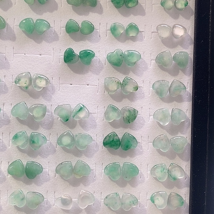 石英质玉（非洲翠）未镶嵌耳钉