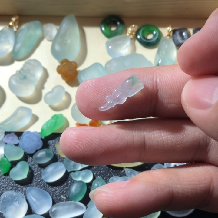 定制翡翠未镶嵌挂件
