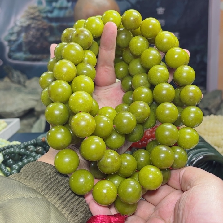 蛇纹石玉颈饰未镶嵌万****居