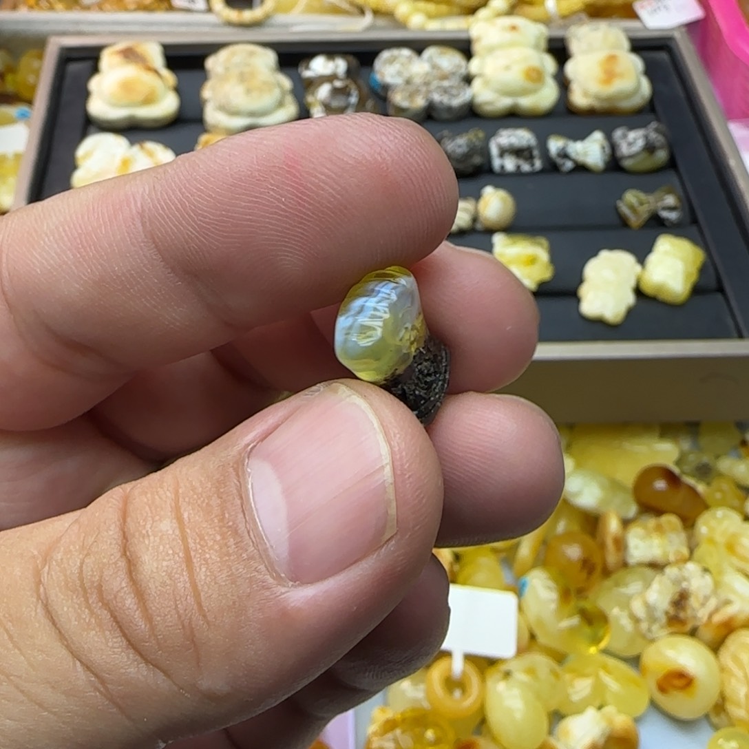 猫***咪琥珀未镶嵌裸石0.77克