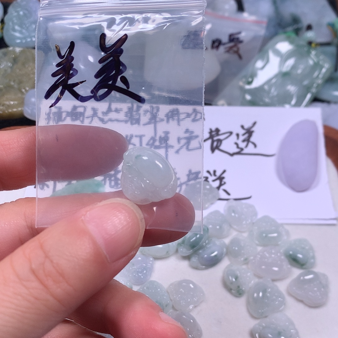 E***K翡翠未镶嵌颈饰佛公
