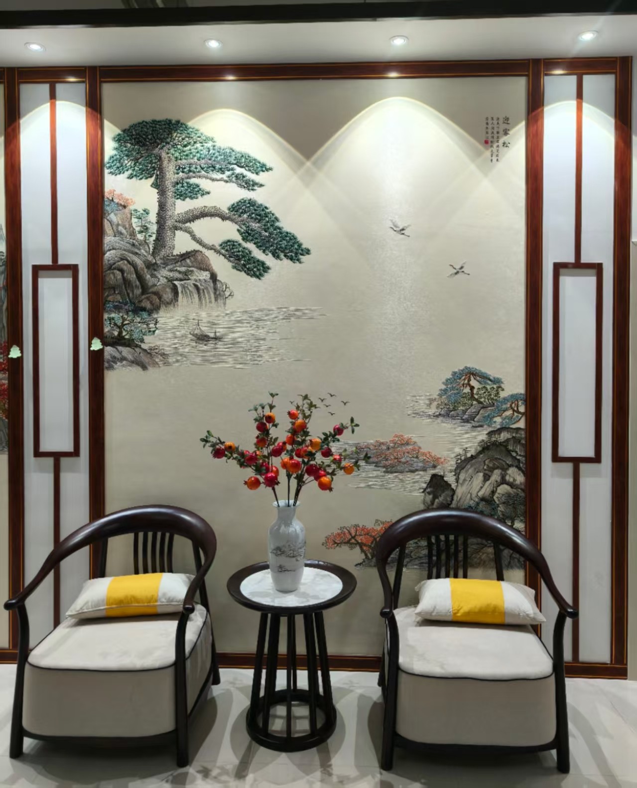 布秀阁新中式独独秀。青松迎客。沙发  ，电视。调高背景墙