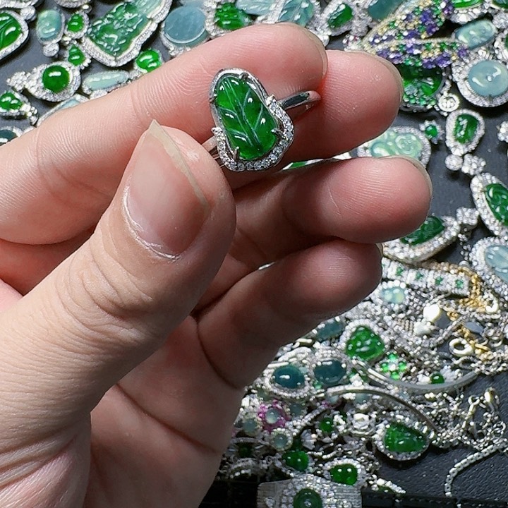 翡翠颈饰未镶嵌天然A货翡翠放漏