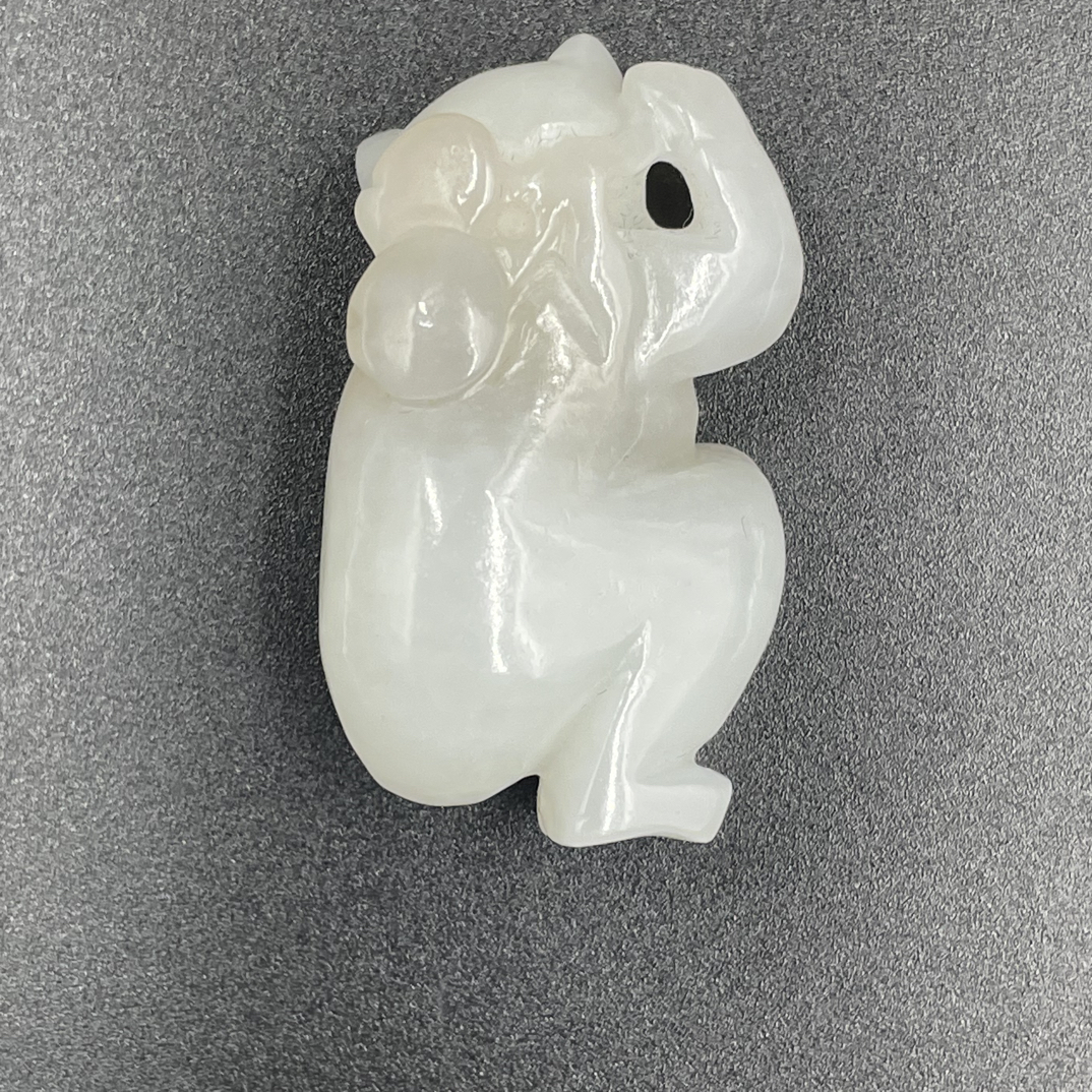 和田玉猴子挂件一个