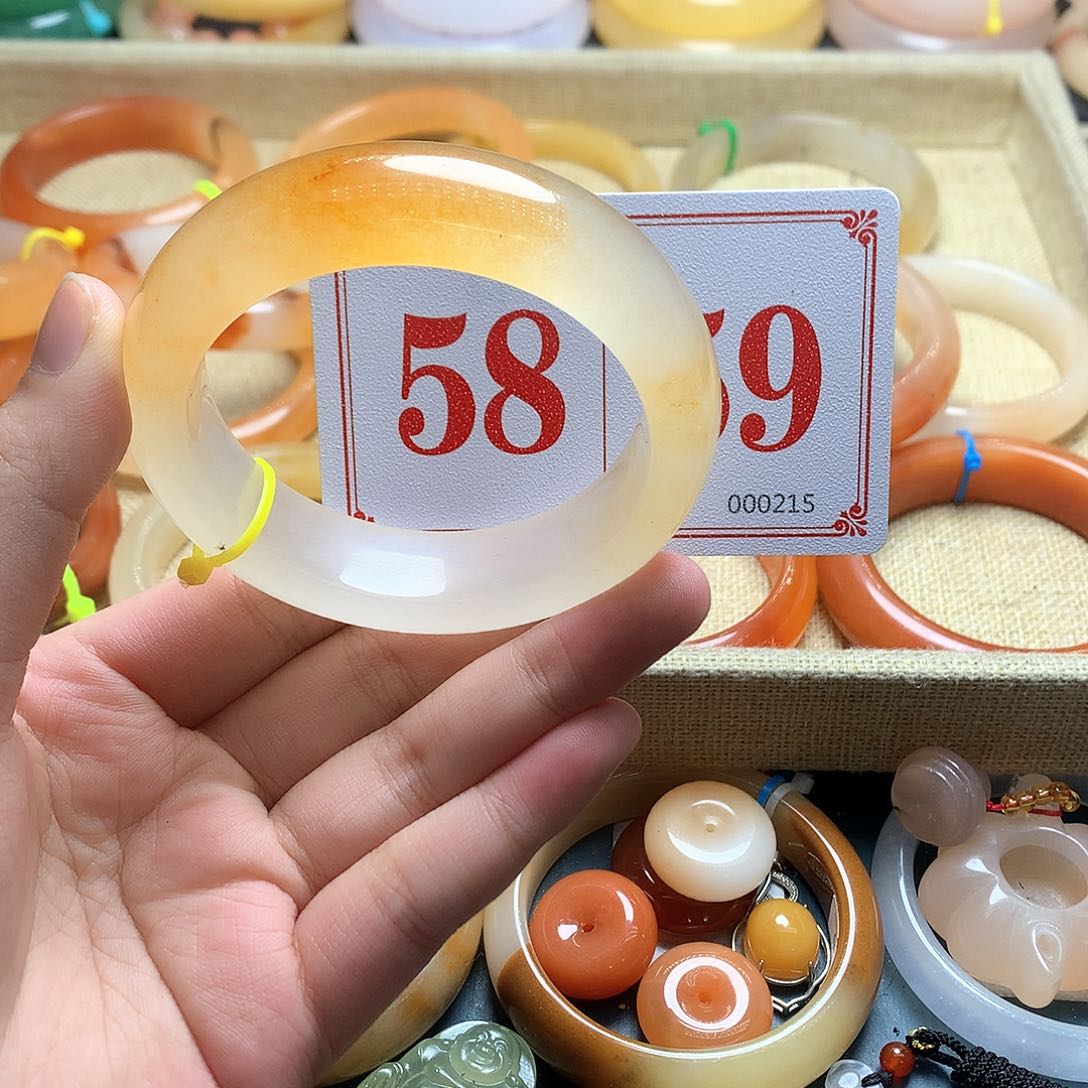 未镶嵌石英质玉（黄龙玉）手镯