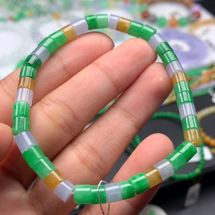 翡翠手镯未镶嵌卡