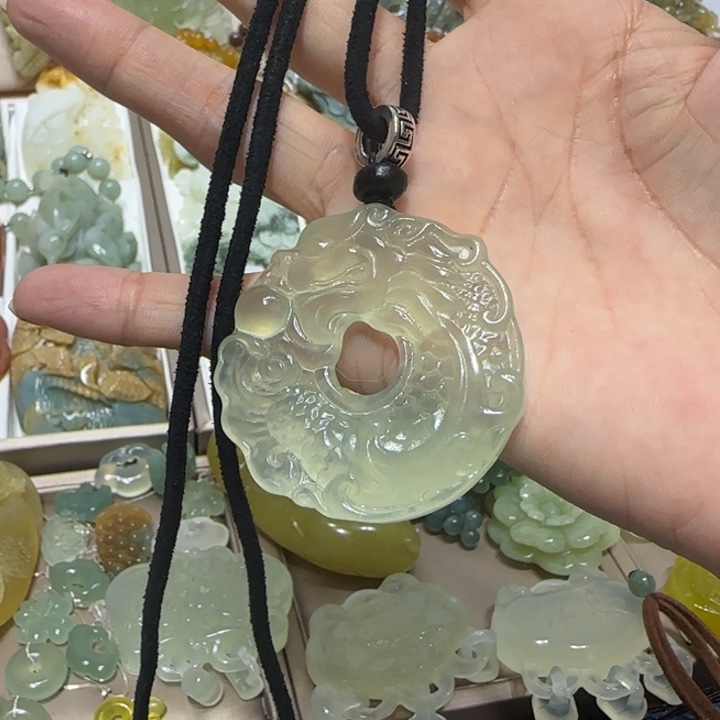 蛇纹石玉吊坠未镶嵌