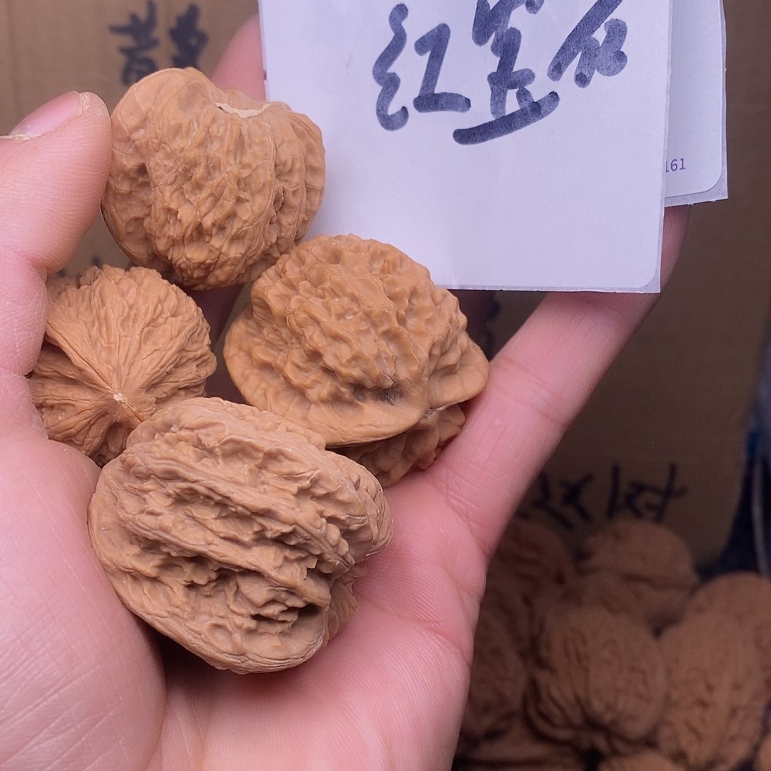 桃核把件红宝石核桃
