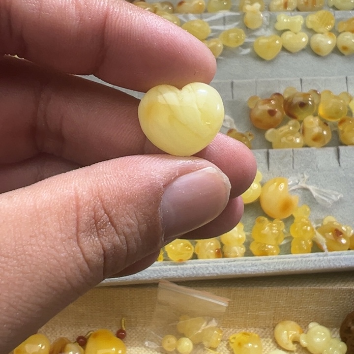 琥珀吊坠(不含链)未镶嵌爱心1.75克