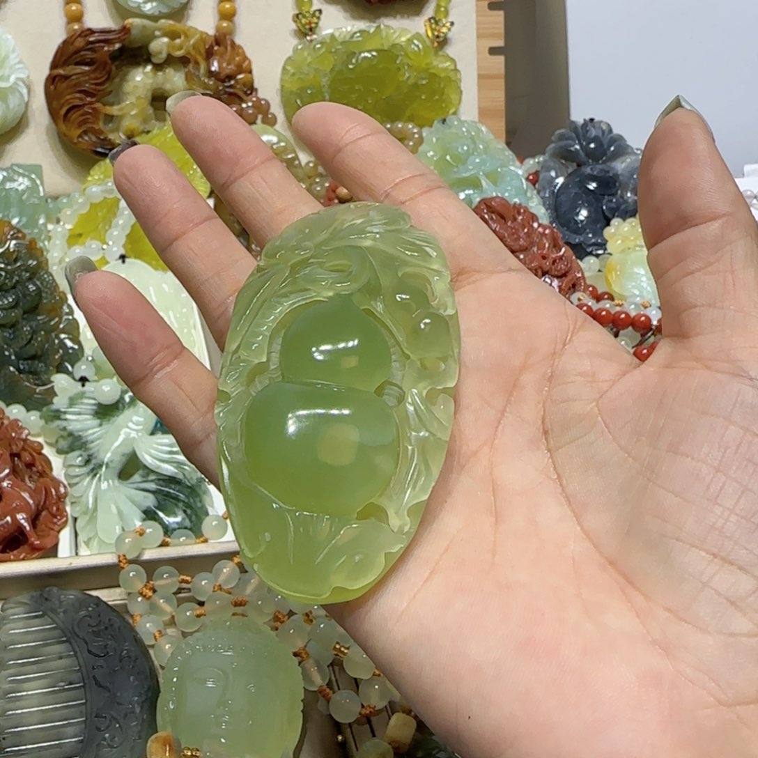 未镶嵌蛇纹石玉吊坠荔**?