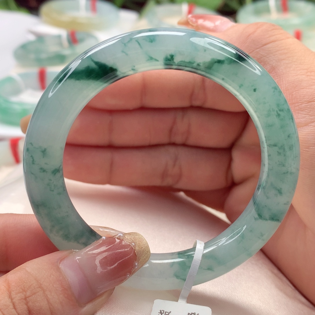 翡翠手镯（圆镯）未镶嵌50.9冰胶，中大万品质，小包容