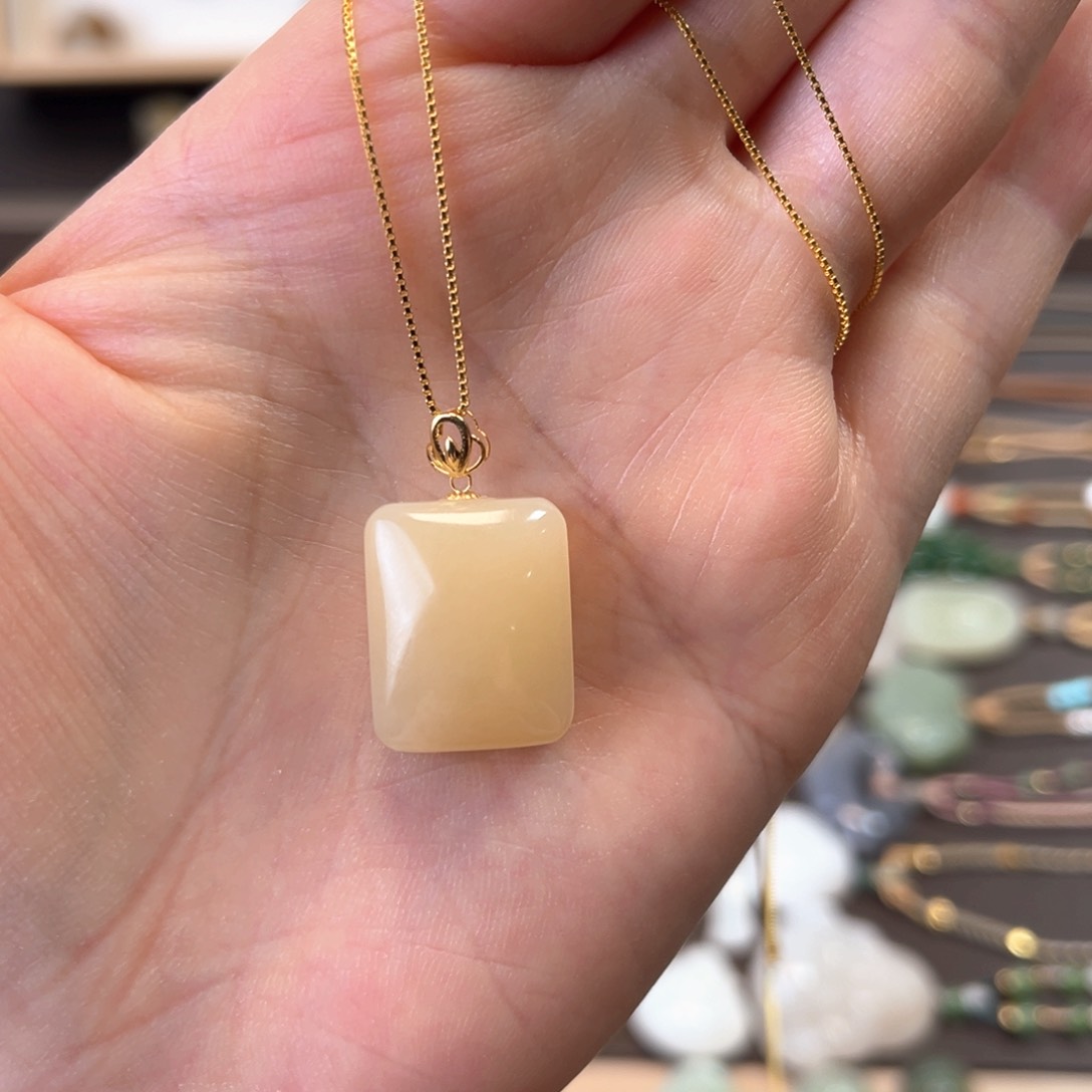 和田玉颈饰18K金镶嵌蜜糖无事牌