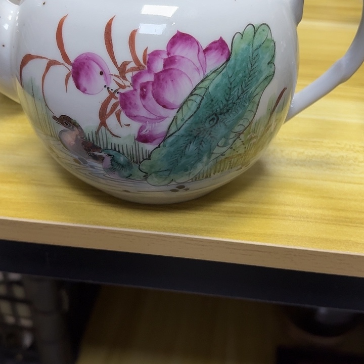 用***6粉彩荷花鸳鸯茶壶口有修炸底